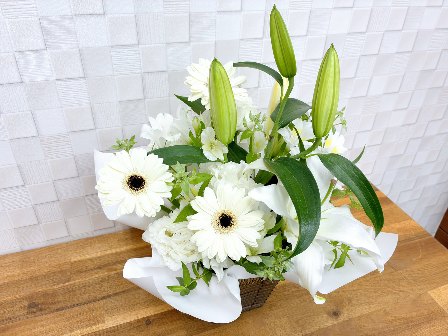 【お盆・初盆・新盆】白ユリが咲く 上品なお供えフラワーアレンジメント