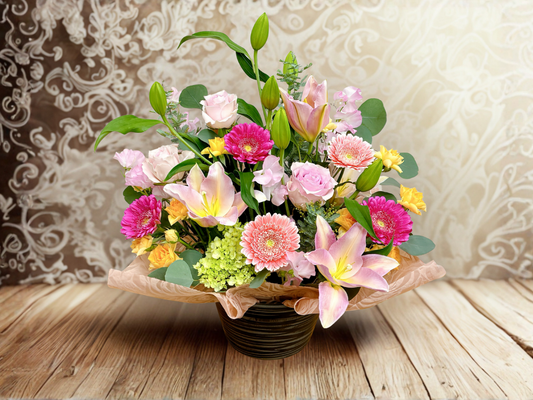 【晴れやかに咲き誇る】ピンク＆イエローの華やぎアレンジメント